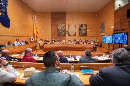 60 alcaldes afectados por la dana se reúnen por primera vez en la Diputación de Valencia.
