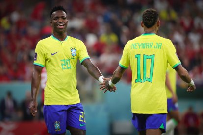 Vinicius y Neymar se saludan en un partido.