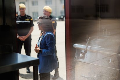 La ministra de Defensa, Margarita Robles, durante su visita al Cuartel General de la UME en junio de 2024.