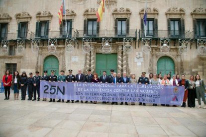 Despliegue de pancarta en la Plaza del Ayuntamiento