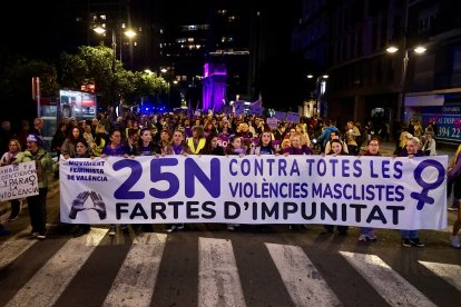Manifestación del 25N en València, bajo el lema "'Contra todas las violencias machistas. Fartes de impunitat'.