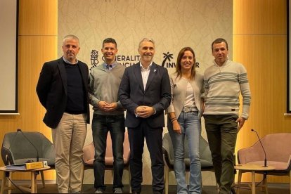 De izquierda a derecha, Pedro Luis Pérez (CEO de SoftMe), Fede Fuster, Jose Manuel Camarero, Mayte García y Jodi Sanjuan