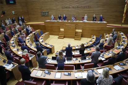 Minuto de silencio de los diputados de Las Cortes Valencianas por el trabajador fallecido en un colegio de Massanassa y por el fallecimiento del histórico del PP, Pedro Agramunt.