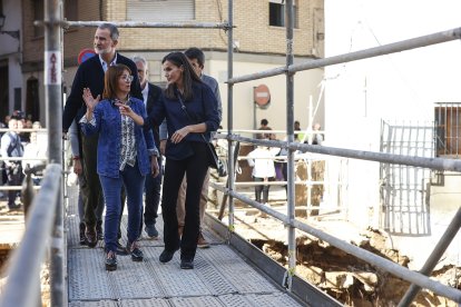 El Rey Felipe VI, la alcaldesa de Chiva, Amparo Fort, y la Reina Letizia, durante la visita a la localidad de Chiva, tres semanas después de la DANA