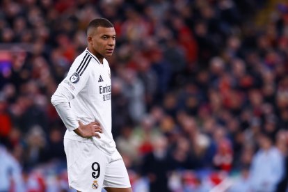 Kylian Mbappe se lamenta de una acción ante el Liverpool