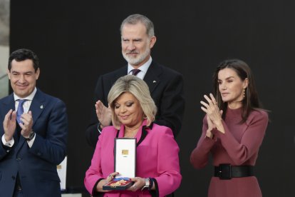 Terelu Campos recibe la Medalla de Oro a su madre en presencia de los Reyes Felipe y Letizia y Juanma Moreno, presidente de la Junta de Andalucía.
