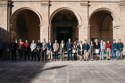 Minuto de silencio de la corporación municipal a las puertas del Ayuntamiento