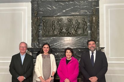Luis Barcala y Nayma Bedjabili junto a descendientes de Enrique Carbonell