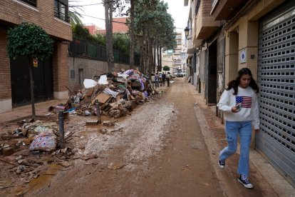 (Foto de ARCHIVO)
Efectos de la DANA en Sedaví, a 5 de noviembre de 2024, en Valencia, Comunidad Valenciana (España). Hoy, se cumple una semana desde que la DANA arrasara la Comunitat Valenciana. Hasta el momento, hay 211 víctimas mortales y cuantiosos daños materiales en alrededor de 70 municipios de la provincia de Valencia, desde donde todavía hoy se siguen retirando enseres, vehículos y haciendo achiques de agua. Se ha restablecido ya el 98% del servicio eléctrico y el 93% de la población afectada ya dispone de suministro agua. Feria Valencia ha destinado siete pabellones, su Centro de Eventos y sus cocinas a diversas tareas logísticas y humanitarias para luchar contra los efectos de la DANA que ha afectado a la Comunitat Valenciana.

Eduardo Manzana / Europa Press
05 NOVIEMBRE 2024;DANA;RIADA;AFECTADOS;VALENCIA;COMUNIDAD VALENCIANA;DESTRUCCIÓN;ESCOMBROS;BASURA;COMIDA;VOLUNTARIOS;;PIXELADA
05/11/2024