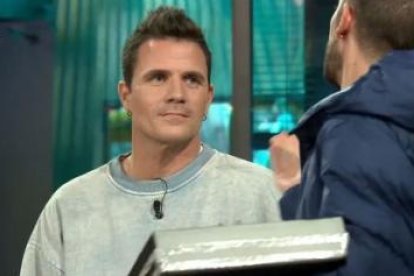 Dani Martín en "La Revuelta" saliendo con más dinero del que llevaba cuando entró.