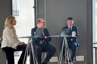 Marta Blázquez, presidenta de Faconauto; José Ignacio Moya, director general de Faconauto; y Raúl Morales, director de comunicación de Faconauto.
