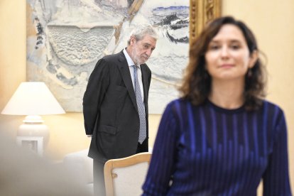 La presidenta de la Comunidad de Madrid, Isabel Díaz Ayuso, y su jefe de gabinete de Ayuso, Miguel Ángel Rodríguez.