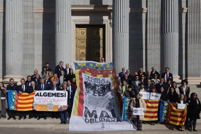 Concentración de alcaldes y ediles en el Congreso para hablar de la DANA