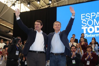El presidente de Castilla y León, Alfonso Fernández Mañueco, y el presidente del Partido Popular, Alberto Núñez Feijóo.