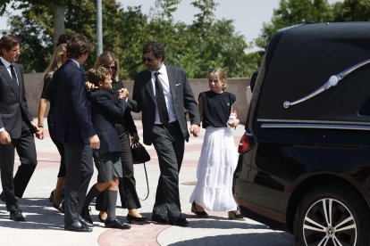 Cari Lapique y Antonio Matos con sus hijos Pedro Matos y Caritina Matos, en el funeral de Caritina.