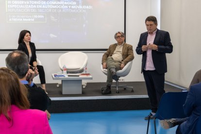Yolanda Román, Manuel Sevillano y Juan Carlos Payo en el III Observatorio de Comunicación Especializada en Automoción y Movilidad de Atrevia.