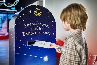 Correos instala 23 buzones mágicos en oficinas de Alicante para enviar cartas a Papá Noel y Reyes Magos