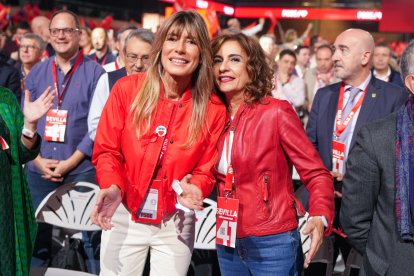 La esposa del presidente del gobierno Begoña Gómez y la vicepresidenta primera del Gobierno, María Jesús Montero.