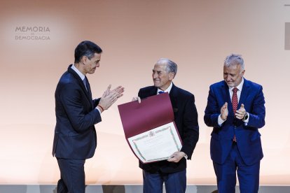 Pedro Sánchez y el ministro Ángel Víctor Torres entregan una distinción al represaliado Xosé Fortes.