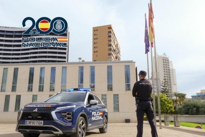 Un coche y un agente de Policía Nacional en Benidorm (Alicante), en una imagen de archivo