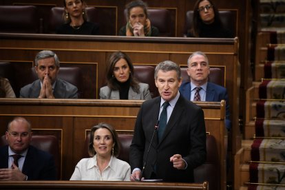 El presidente del PP, Alberto Núñez Feijóo, interviene durante una sesión de control al Gobierno en el Congreso de los Diputados, a 11 de diciembre de 2024, en Madrid (España). El PP encara la sesión de control al Gobierno de hoy en el Congreso como un nuevo examen al Ejecutivo sobre la corrupción, que volverá a centrar las preguntas del primer partido de la oposición esta vez tras las nuevas revelaciones del empresario Víctor de Aldama, presunto conseguidor de la trama Koldo, que ha señalado a varios miembros del Ejecutivo.

Fernando Sánchez / Europa Press
11 DICIEMBRE 2024;GOBIERNO;PLENO;CONGRESO;CORRUPCION
11/12/2024