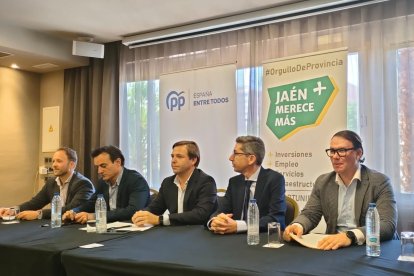 Representantes de Jaén Merece Más y el PP anunciando el pacto para gobernar en Jaén.