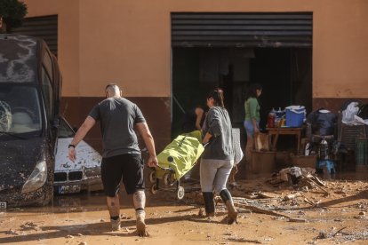 Varias personas limpian los destrozos tras el paso de la DANA en el barrio de la Torre tras el paso de la DANA, a 31 de octubre de 2024