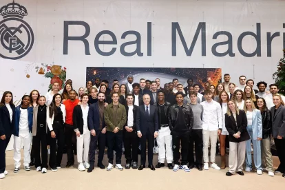 Las plantillas del Real Madrid en la comida navideña.