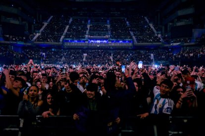 (Foto de ARCHIVO)
Ele 2023, en Madrid (España). Duki hace doblete en Madrid actuando hoy y mañana 25 de febrero en el WiZink Center, y el 3 y 4 de marzo en Barcelona. Cuatro conciertos en los que presenta las canciones de su nuevo álbum de estudio ‘Temporada de Reggaeton 2’.

Ricard cantante argentino Duki durante una actuación en el Wizink Center, a 24 de febrero do Rubio / Europa Press
24/2/2023