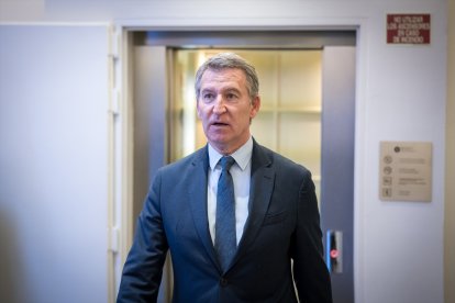 El presidente del PP, Alberto Núñez Feijóo, llega a una reunión del Comité Ejecutivo de su partido, en el hotel Hyatt Regency Hesperia Madrid, a 16 de diciembre de 2024, en Madrid (España). La reunión del PP, a la que asisten 'barones' territoriales, el comité de dirección y otros cargos del partido, está prevista tan solo tres días después de la Conferencia de Presidentes, donde se visualizó las diferencias que separan a los miembros del PP y al Gobierno de coalición de PSOE y Sumar. El Comité Ejecutivo del PP coincide con la declaración ante el Tribunal Supremo del presunto conseguidor del 'caso Koldo', Víctor de Aldama.

Diego Radamés / Europa Press
16 DICIEMBRE 2024;FEIJOO;COMITE EJECUTIVO;NACIONAL;PP;PARTIDO POPULAR
16/12/2024
