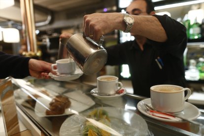 (Foto de ARCHIVO)
trabajador, trabajando, camarero, bar, autónomo, consumo, cafetería, café, precios, IPC, empleo, paro, parados, hostelería, desayuno

EUROPA PRESS
18/6/2015