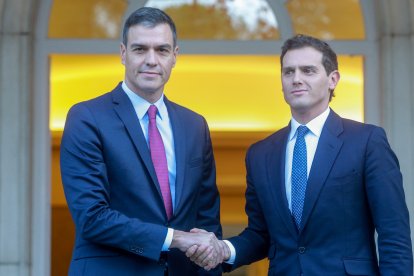Pedro Sánchez recibe al por entonces presidente de Ciudadanos, Albert Rivera, en Moncloa en octubre de 2019.