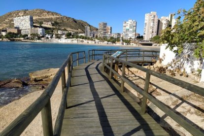 Imagen de la pasarela que une las playas de La Albufereta y La Almadraba en Alicante, en una imagen de archivo.

REMITIDA / HANDOUT por AYUNTAMIENTO DE ALICANTE
Fotografía remitida a medios de comunicación exclusivamente para ilustrar la noticia a la que hace referencia la imagen, y citando la procedencia de la imagen en la firma
17/12/2024