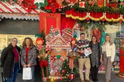 El Ayuntamiento de Alicante premia como mejor escaparate y fachada navideña a Autoservicio del Hogar y Farmacia María Ubieta

REMITIDA / HANDOUT por AYUNTAMIENTO DE ALICANTE
Fotografía remitida a medios de comunicación exclusivamente para ilustrar la noticia a la que hace referencia la imagen, y citando la procedencia de la imagen en la firma
18/12/2024