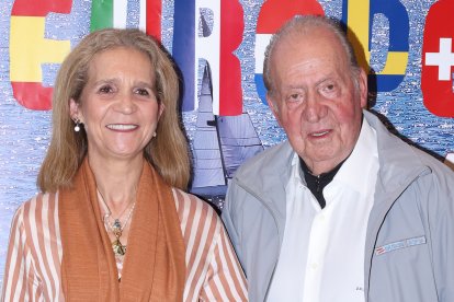 Juan Carlos I y la Infanta Elena de Borbón, el pasado 5 de octubre en Sanxenxo.