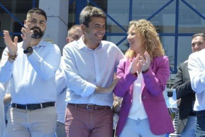 La alcaldesa de Xirivella, Paqui Bartual, junto a Carlos Mazón