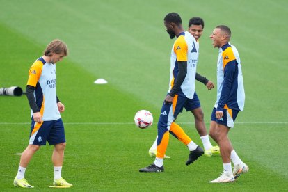Luka Modric y Kylian Mbappé, durante un entrenamiento con el Real Madrid.