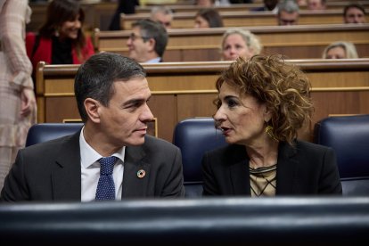 El presidente del Gobierno, Pedro Sánchez y la vicepresidenta primera y ministra de Hacienda, María Jesús Montero.