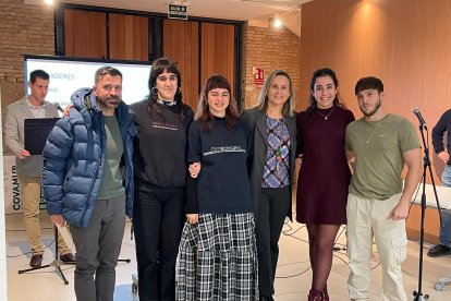La concejala Paula Llobet con los ganadores del Concurso de Arte Urbano de Ruzafa