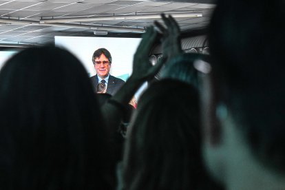El nuevo presidente de Junts, Carles Puigdemont, interviene por videoconferencia el pasado mes de octubre.