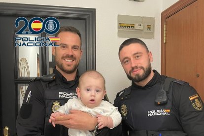 Los agentes con el bebé
