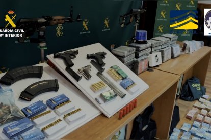 Parte del material intervenido en la operación contra el narcotráfico.

REMITIDA / HANDOUT por GUARDIA CIVIL
Fotografía remitida a medios de comunicación exclusivamente para ilustrar la noticia a la que hace referencia la imagen, y citando la procedencia de la imagen en la firma
26/12/2024