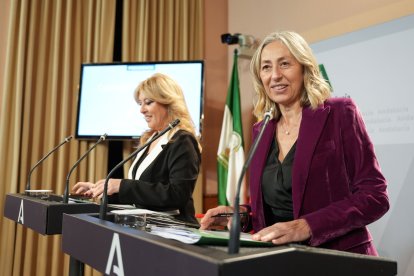 La consejera de Salud y Consumo, Rocío Hernández junto a la portavoz de la Junta de Andalucía.