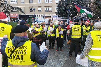 Medio centenar de pensionistas se manifiestan en Santander