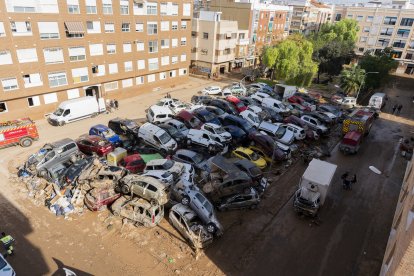 Coches apilados tras la dana en Benetússer