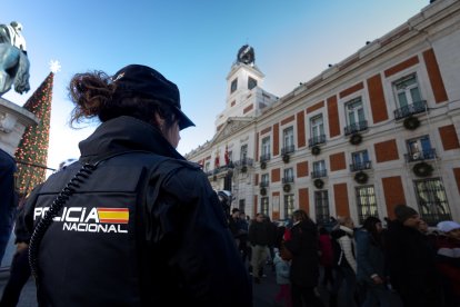 Un agente de la Policía Nacional en la Puerta del Sol.