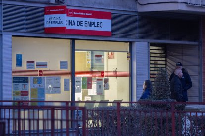 Varias personas en la puerta de una oficina del SEPE, a 3 de enero de 2025, en Madrid (España). El paro registrado en las oficinas de los servicios públicos de empleo registró en 2024 un descenso de 146.738 personas, hasta un total de 2.560.718 desempleados, la menor cifra en un cierre de año desde el ejercicio 2007, impulsado por el sector servicios.
Eduardo Parra / Europa Press
03 ENERO 2025
03/1/2025