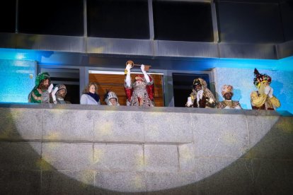 La alcaldesa Amparo y los Reyes Magos en el balcón del Ayuntamiento de Torrent