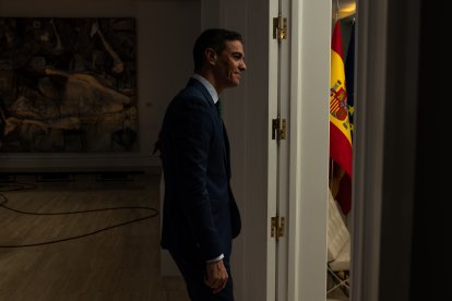 El presidente del Gobierno, Pedro Sánchez, llega a una rueda de prensa posterior a la reunión del Consejo de Ministros, a 23 de diciembre de 2024.