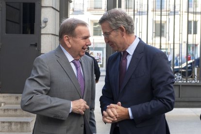 Alberto Núñez Feijóo junto a Edmundo González, presidente electo de Venezuela